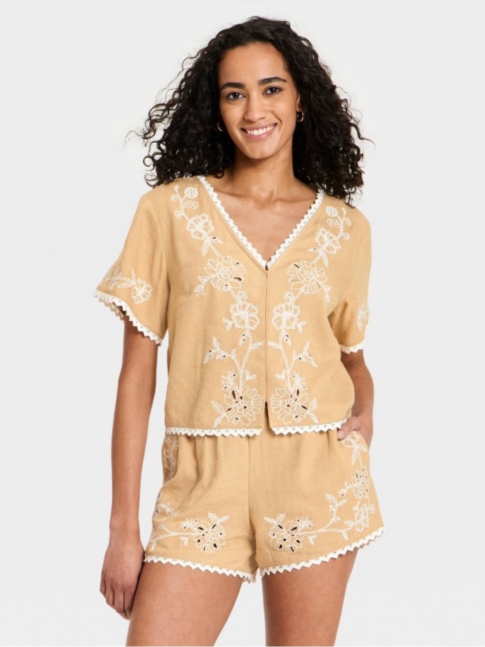 Women's Short Sleeve Cutwork V-Neck Blouse
- Universal Thread™ Tan - L